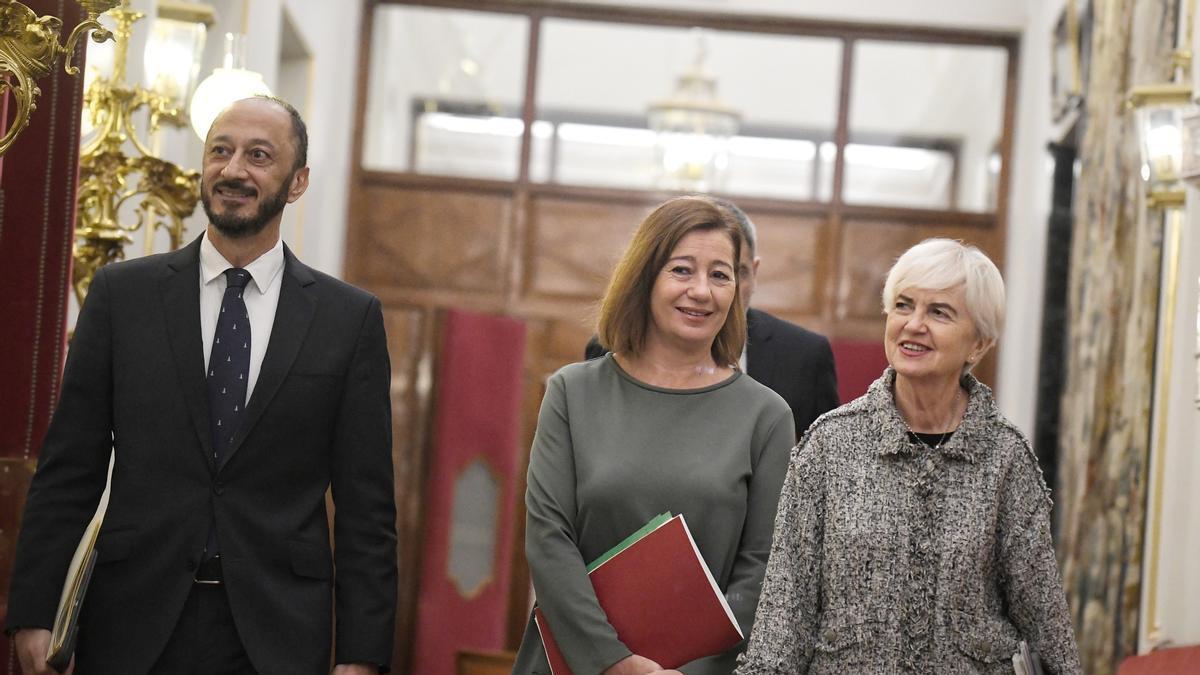 La presidenta de Congreso, Francina Armengol, junto al vicepresidente y la secretaria segunda de la Mesa.