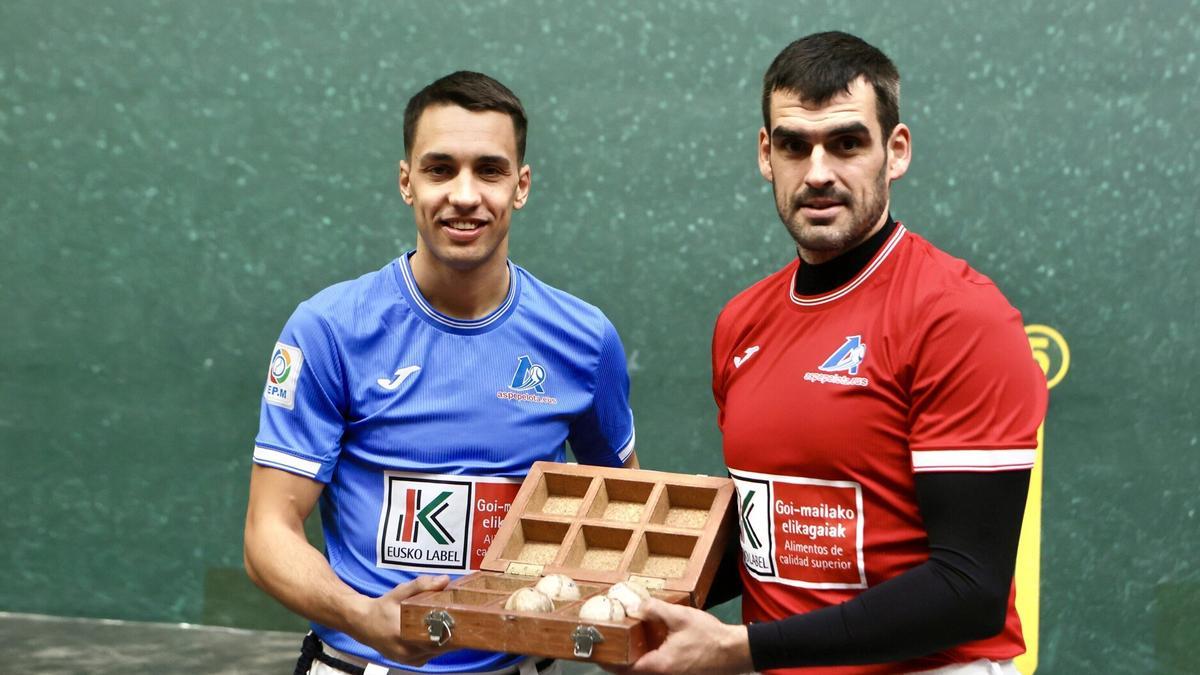 Elección de material para las semifinales del Cuatro y Medio entre Zabala y Ezkurdia.