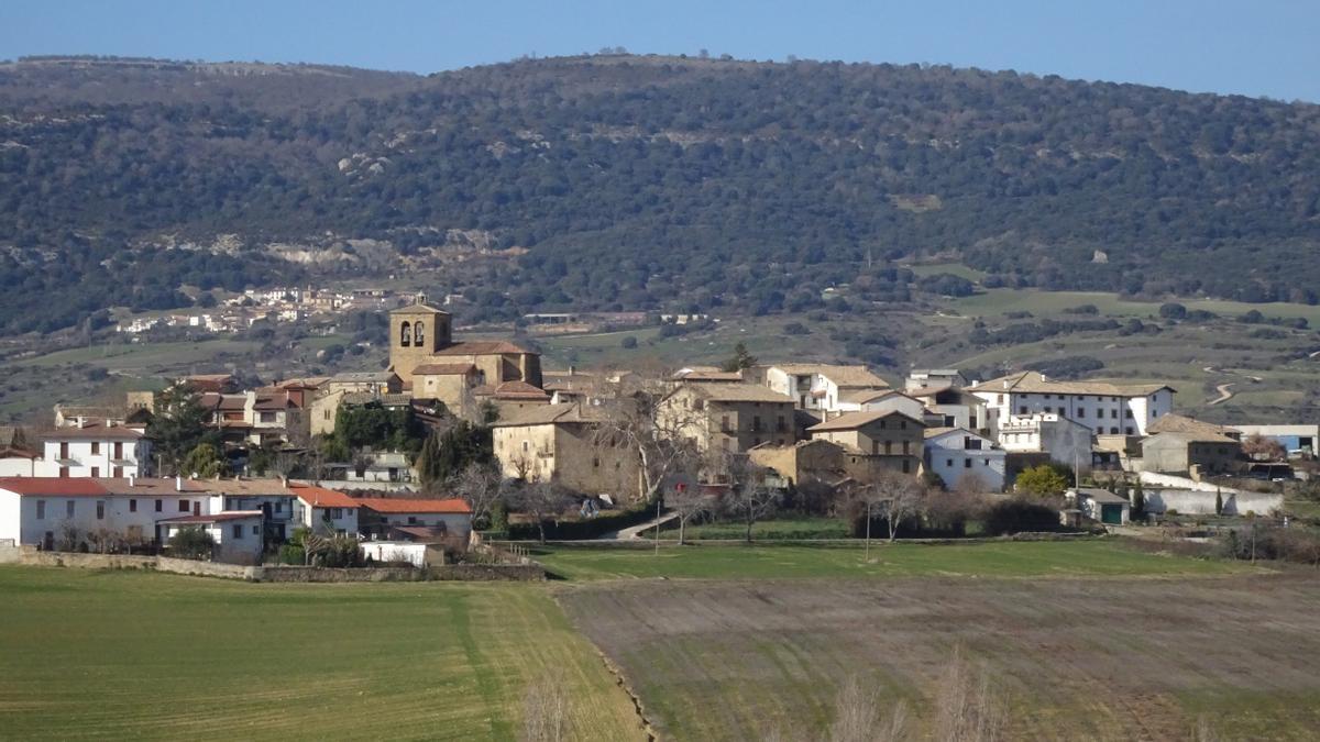 Sobre el caserío de Muez se alza la iglesia de Santa Eulalia.