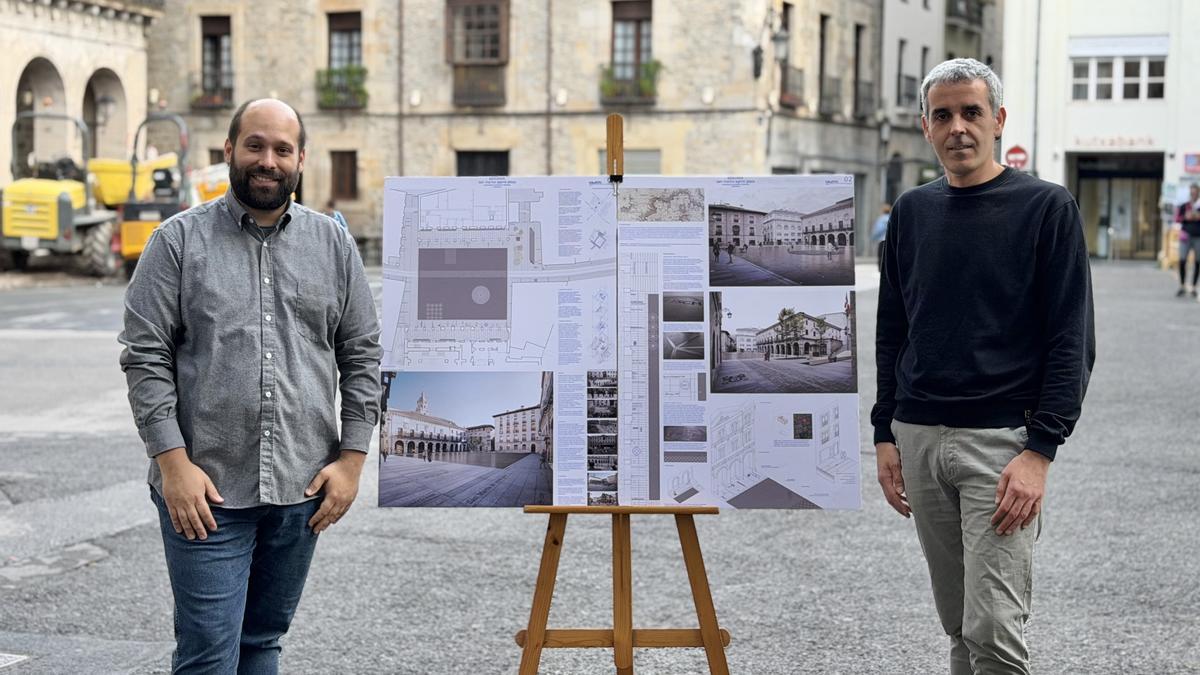 El alcalde, Gorka Artola, y el edil de Urbanismo, Markel Azkargorta, con el panel explicativo del proyecto de reurbanización de la Herriko plaza.