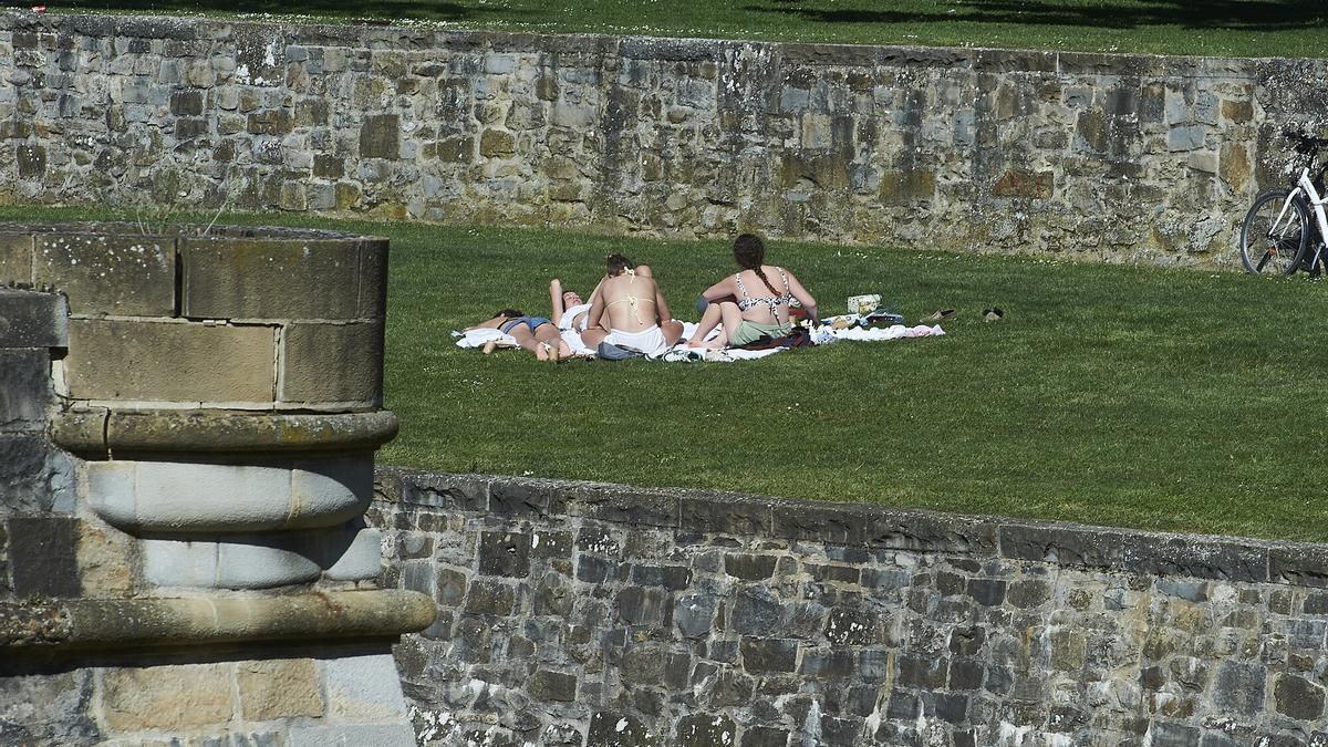 Varias jóvenes toman el sol en la Vuelta del Castillo.