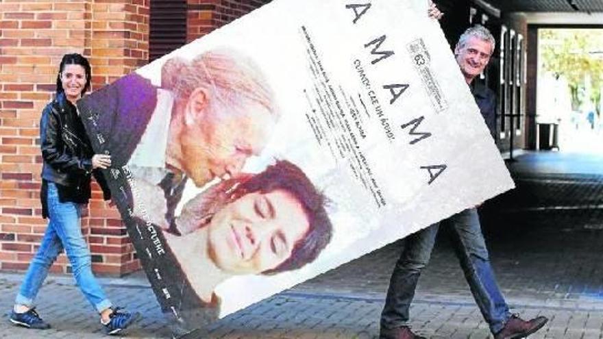Asier Altuna zuzendaria ‘Amama’ pelikulako kartelarekin