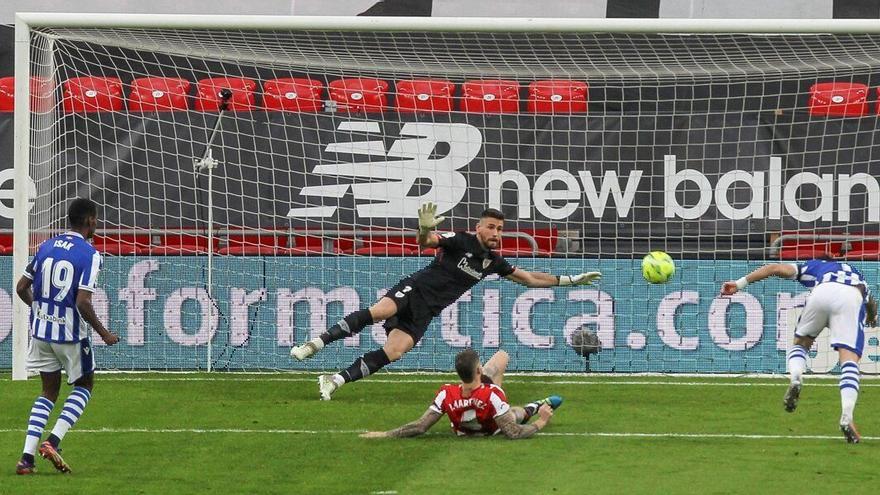 Portu cabecea el balón, ante Isak, Unai Simón e Iñigo Martínez, que significó la única victoria de Imanol en San Mamés. / EFE/MIGUEL TOÑA