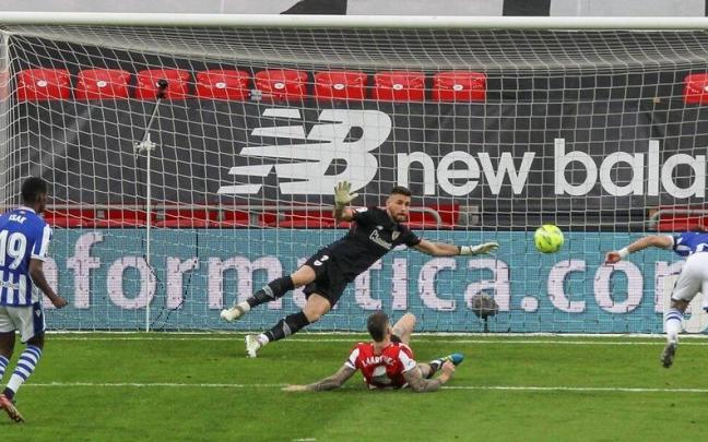 Portu cabecea el balón, ante Isak, Unai Simón e Iñigo Martínez, que significó la única victoria de Imanol en San Mamés. / EFE/MIGUEL TOÑA