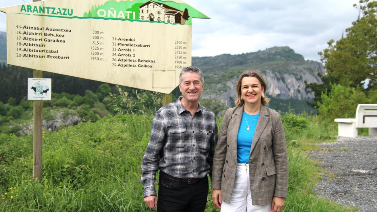 La portavoz jeltzale, Amaia Erostarbe, y el edil Angel Mari Biain.