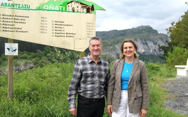 La portavoz jeltzale, Amaia Erostarbe, y el edil Angel Mari Biain.