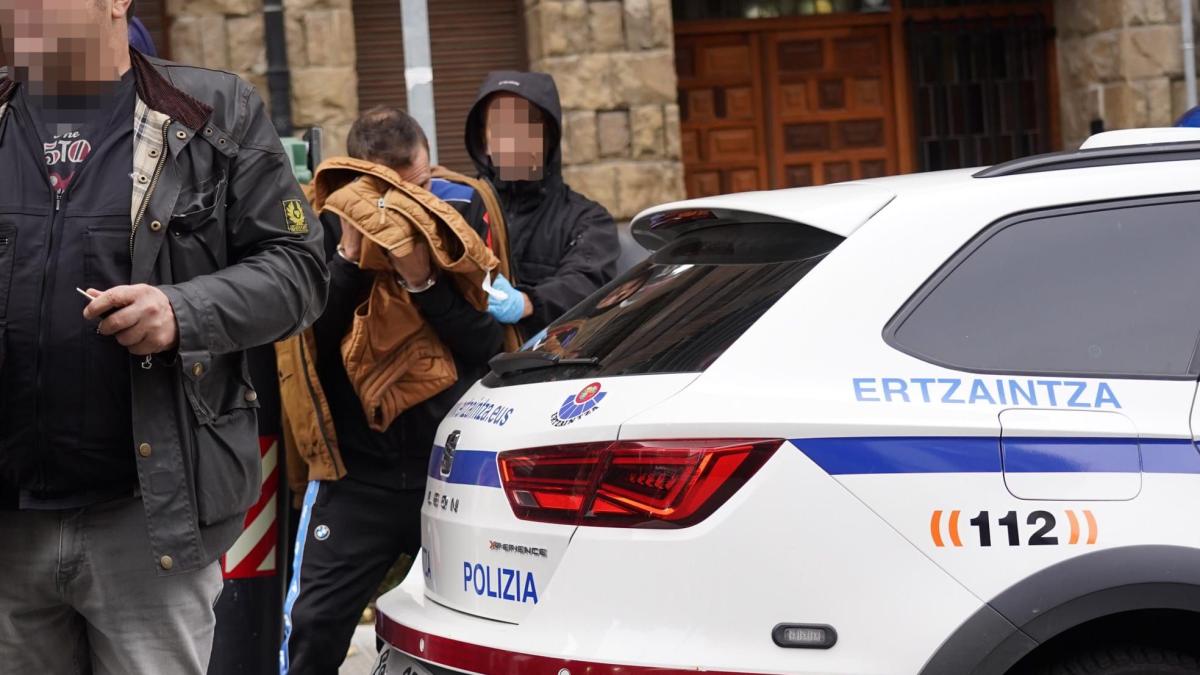 Agentes de la Ertzaintza realizaron un registro en el barrio bilbaíno de Begoña en relación con el caso./ DEIA