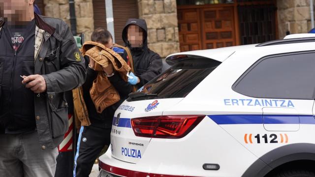 Agentes de la Ertzaintza realizaron un registro en el barrio bilbaíno de Begoña en relación con el caso./ DEIA