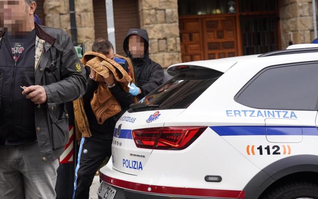 Agentes de la Ertzaintza realizaron un registro en el barrio bilbaíno de Begoña en relación con el caso./ DEIA