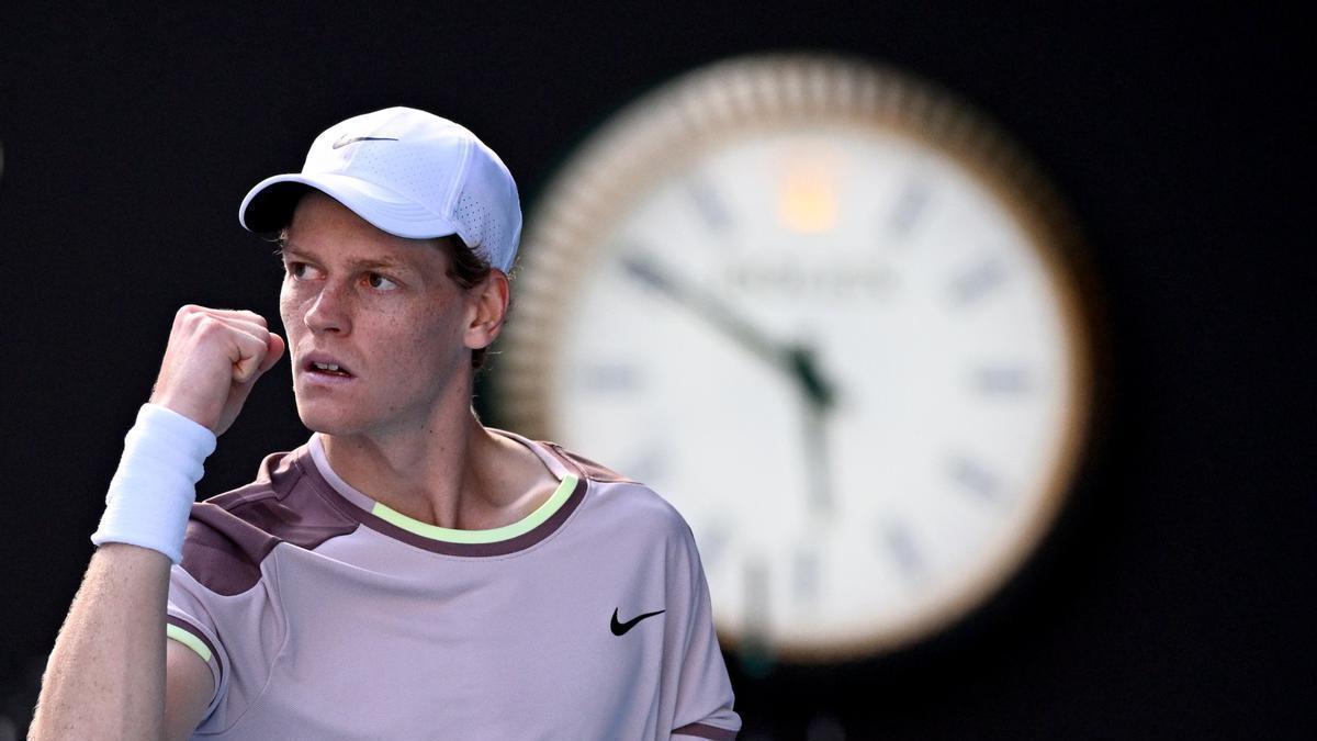 El italiano Jannik Sinner (3) superó al serbio y vigente campeón Novak Djokovic (1) por 6-1, 6-2, 6-7(6) y 6-3.