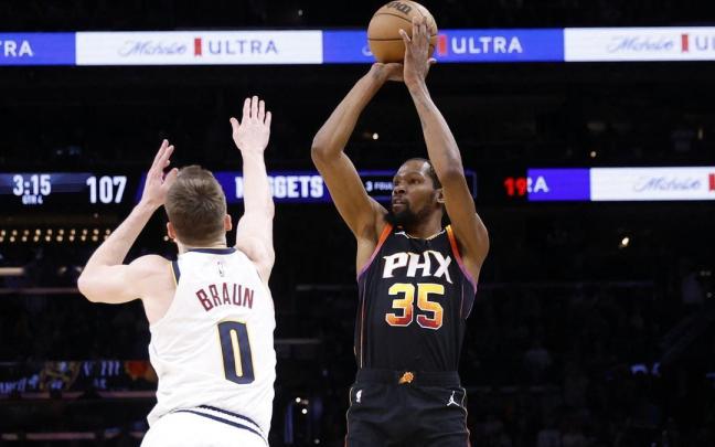 Kevin Durant lanza a canasta. Kevin Durant lanza a canasta.