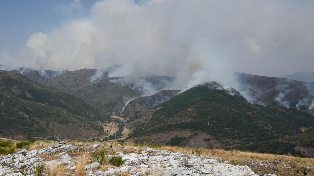 Vista del incendio de Barniedo (León), que afecta a los Picos de Europa.