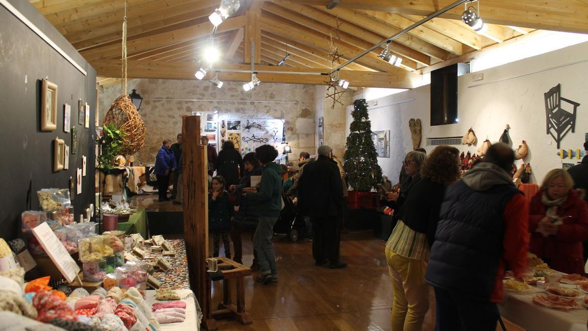 Algunos de los comerciantes artesanos presentan sus productos