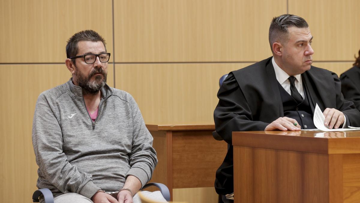 José Antonio A.C., de 47 años, junto a su abogado.