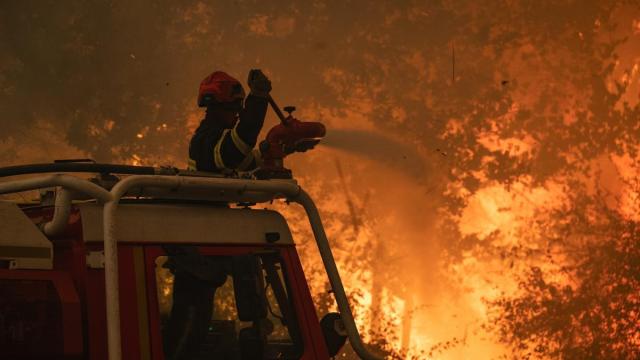 Imagen de uno de los incendios que asola Gironda, en Francia