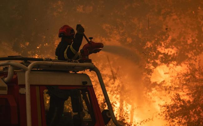 Imagen de uno de los incendios que asola Gironda, en Francia