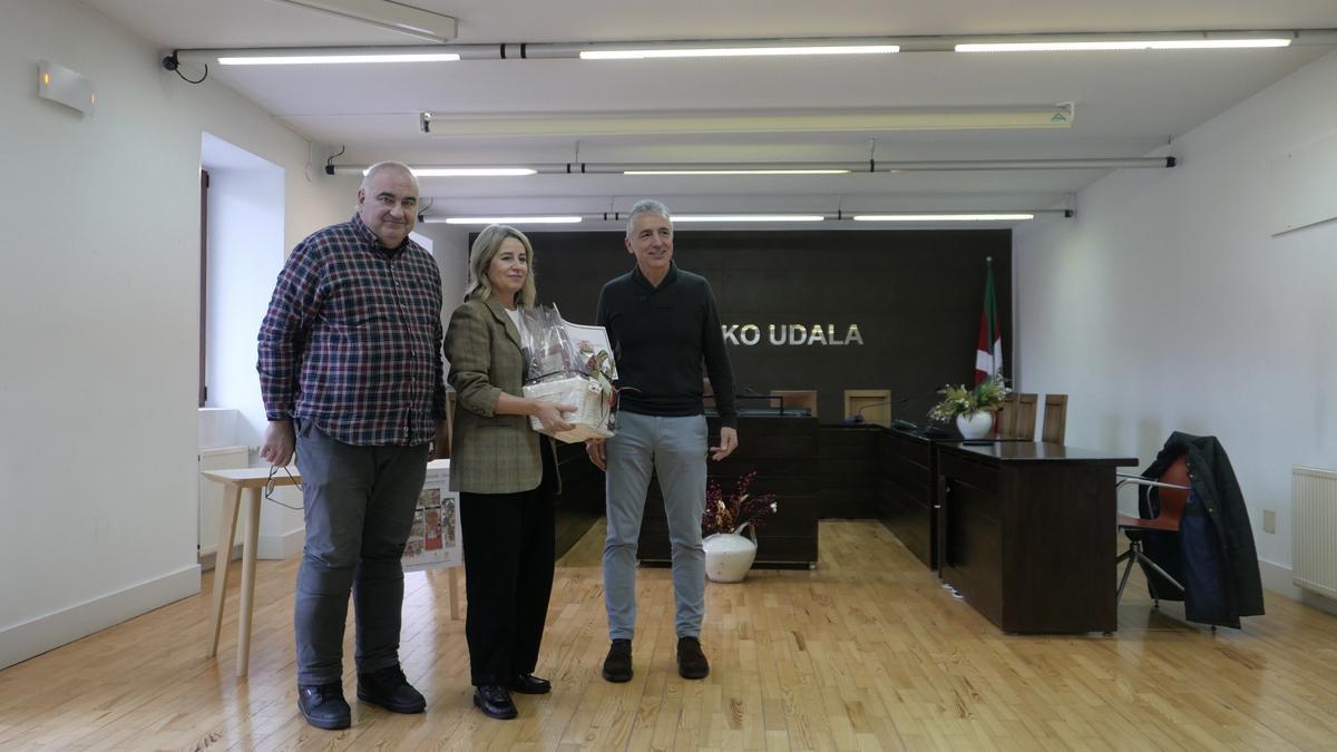 Ainhoa Ileapaindegia recogiendo el premio del Concurso de Escaparates Navideños de Lazkao