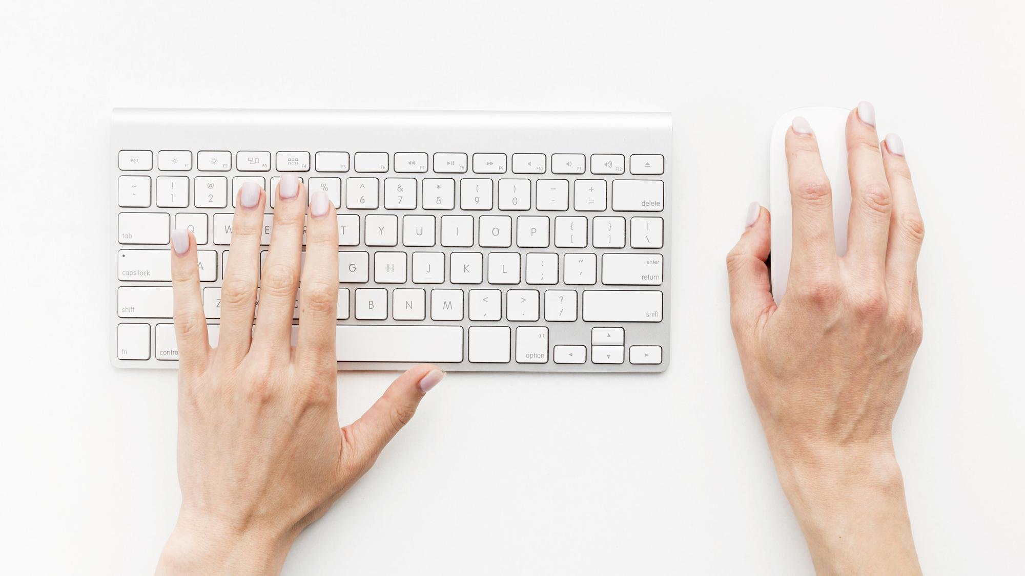 Persona utilizando los atajos de teclado