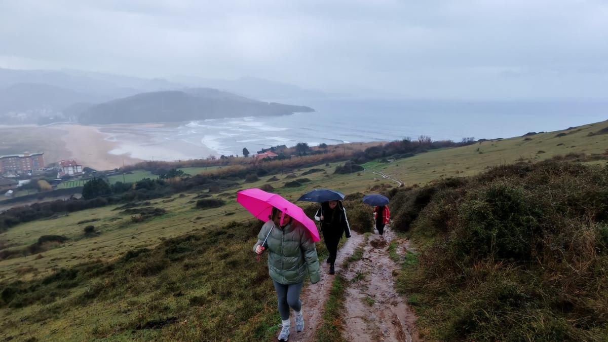 Durante la primera parte de la subida nos llovia bastante