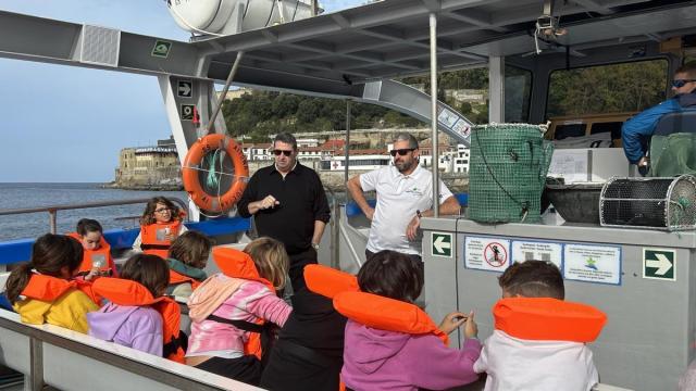 La actividad 'Arrantza ikustera Goaz!' parte del muelle donostiarra para embarcarse en el Aitona Julian IV y navegar por la bahía donostiarra de la mano de los propios arrantzales.