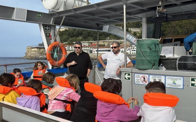 La actividad 'Arrantza ikustera Goaz!' parte del muelle donostiarra para embarcarse en el Aitona Julian IV y navegar por la bahía donostiarra de la mano de los propios arrantzales.
