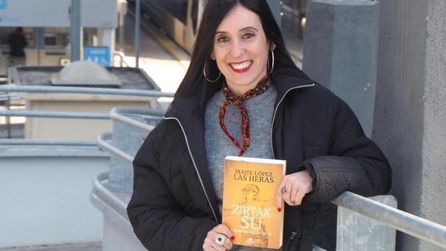 Maite López Las Heras, con un ejemplar de la novela que acaba de publicar