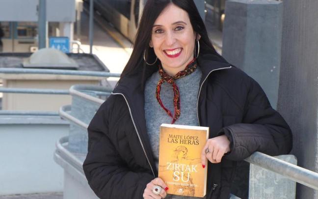 Maite López Las Heras, con un ejemplar de la novela que acaba de publicar
