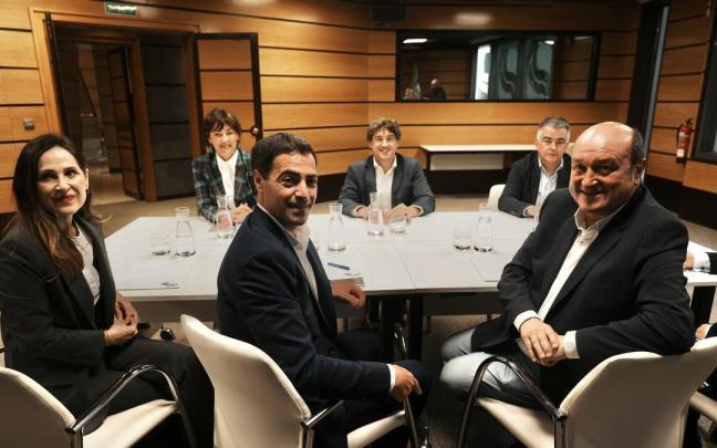 Integrantes de la mesa negociadora de PNV y PSE.