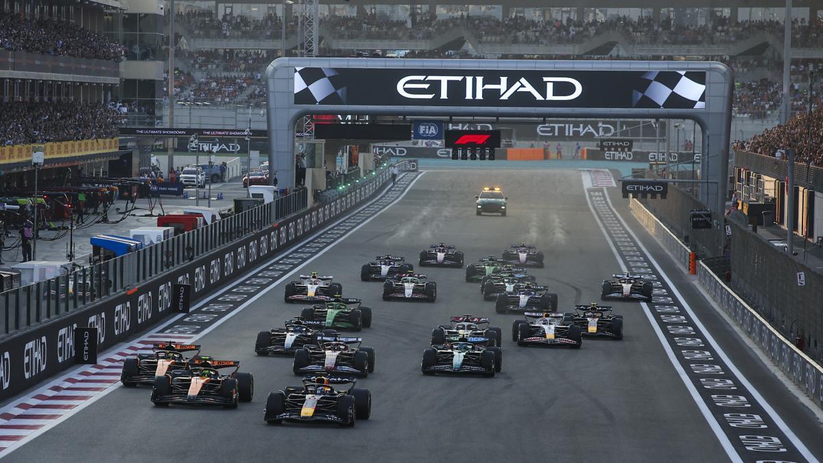 Imagen de la salida del Gran Premio de Abu Dhabi que cerró la pasada temporada y dio fin a una era de la Fórmula 1.