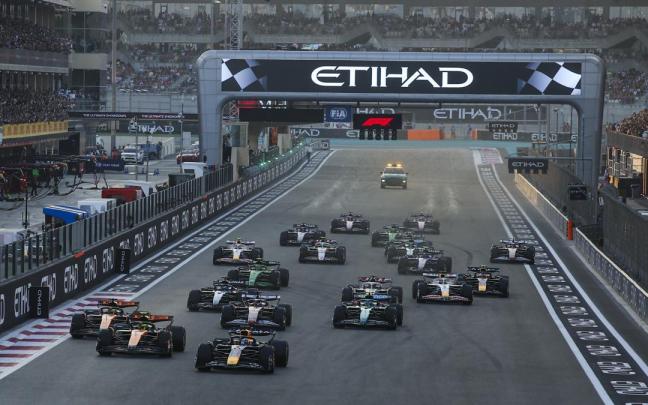 Imagen de la salida del Gran Premio de Abu Dhabi que cerró la pasada temporada y dio fin a una era de la Fórmula 1.