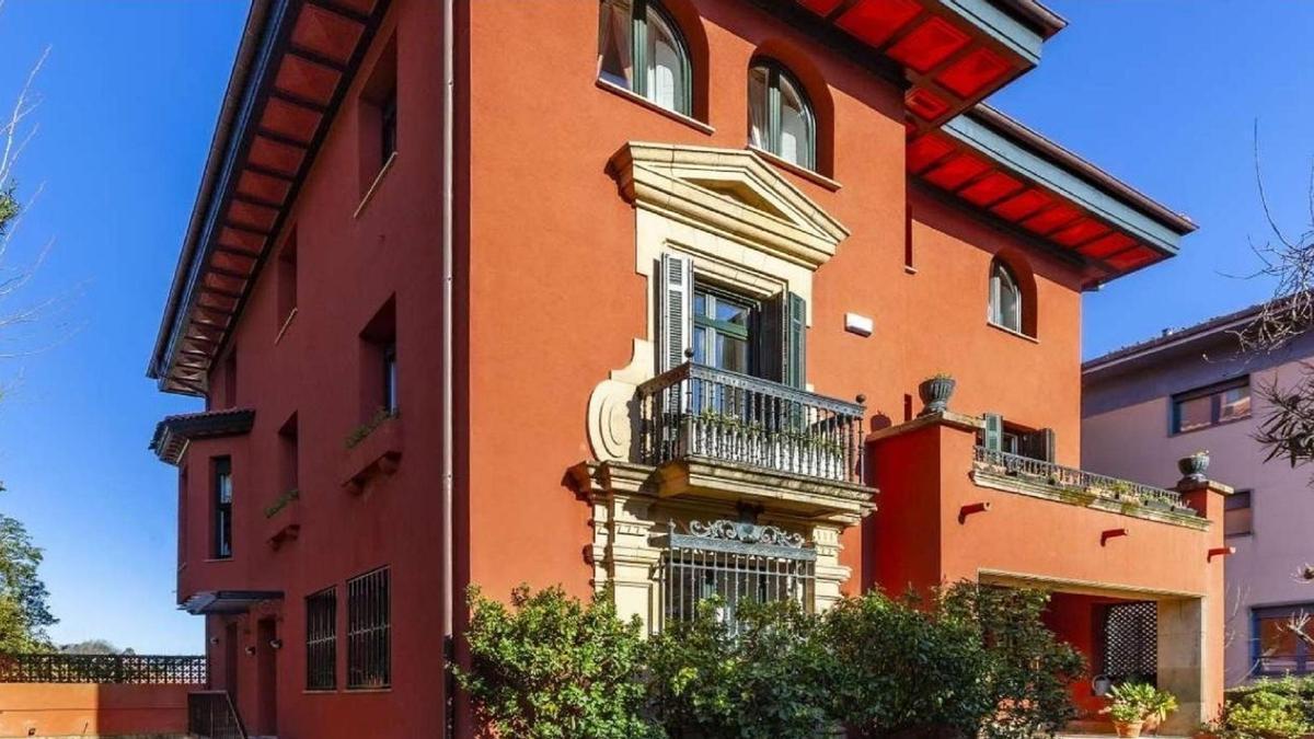 Esta villa junto a la playa de Ondarreta, en el barrio donostiarra de El Antiguo, se vende por 5,75 millones de euros.