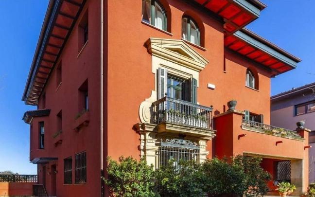 Esta villa junto a la playa de Ondarreta, en el barrio donostiarra de El Antiguo, se vende por 5,75 millones de euros.