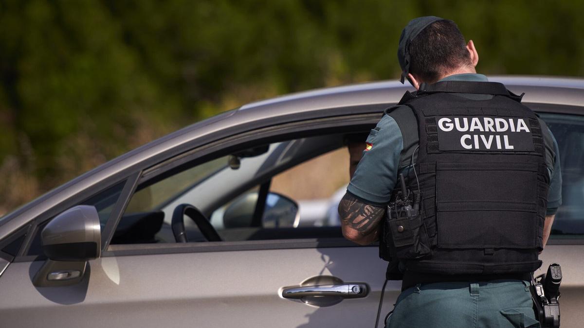 Un guardia civil para a un coche.
