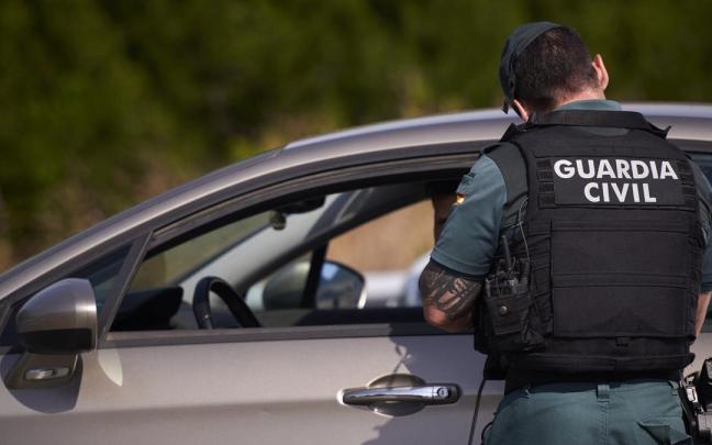 Un guardia civil para a un coche.