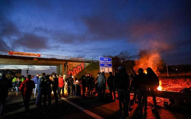 Los agricultores franceses tratan de bloquear París