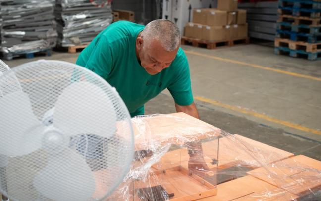 Un operario organiza el material electoral para las elecciones generales del 23 de julio en el almacén de urnas.