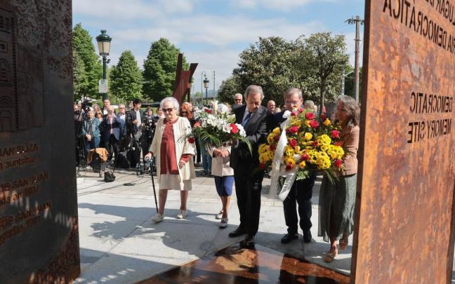 Inauguración en Gernika de la escultura 'Lugar de memoria democrática'