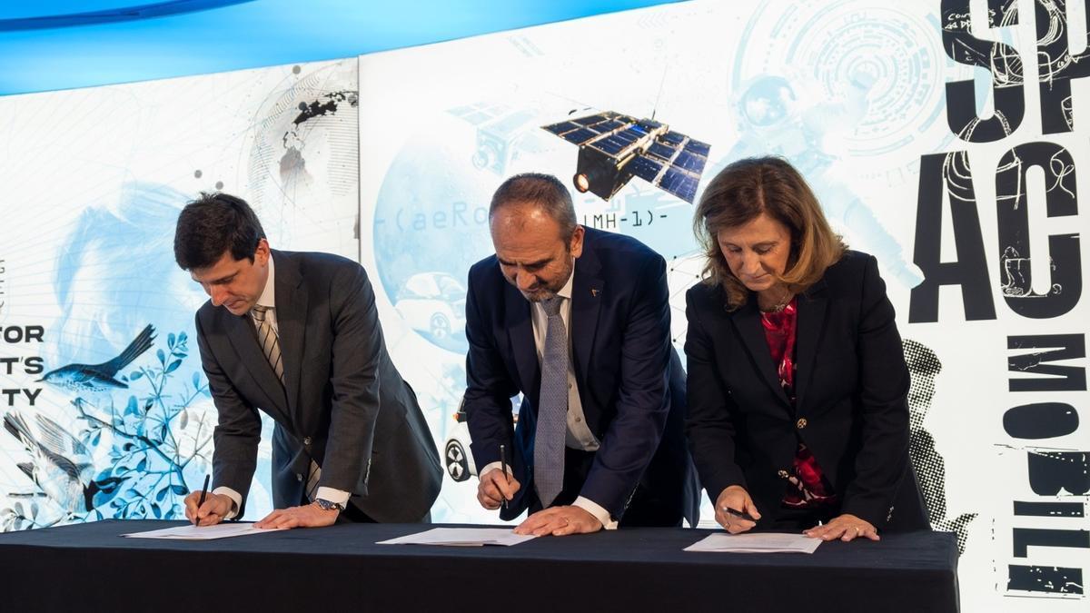 De izq. a derecha: El CEO de GEOSAT, Francisco Vilhena da Cunha; el CEO de Satlantis, Juan Tomás Hernani; y la presidenta de Ceiia, Isabel Furtado