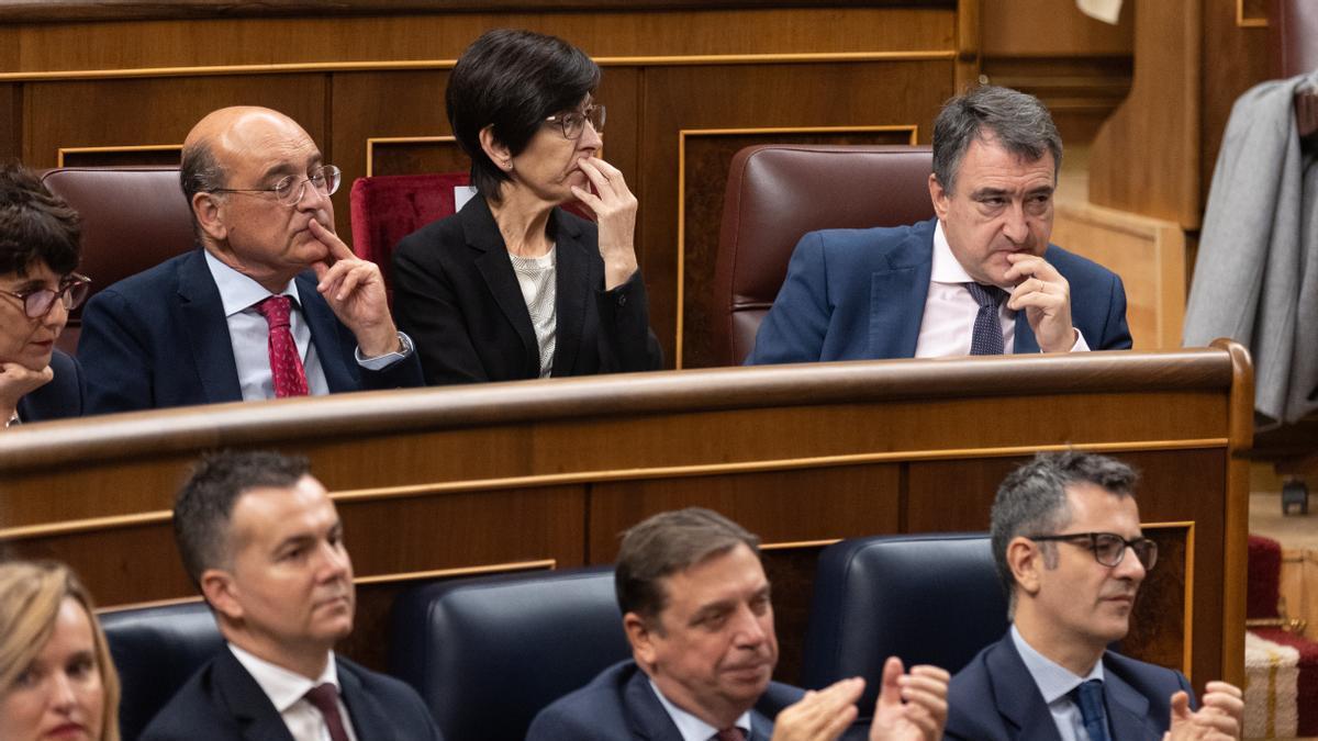 Los diputados del PNV escuchan la intervención de Pedro Sánchez en el pleno de investidura.