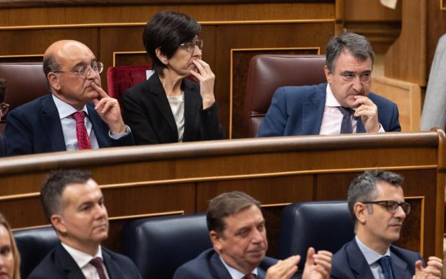 Los diputados del PNV escuchan la intervención de Pedro Sánchez en el pleno de investidura.