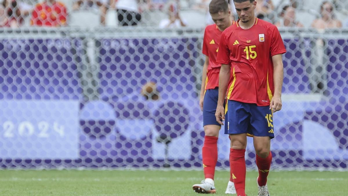 Miguel Gutiérrez (Girona) y Jon Pacheco, este en segundo plano, tras encajar España el 2-0 ante Egipto, producto de un error del defensa realista. / KIKO HUESCA