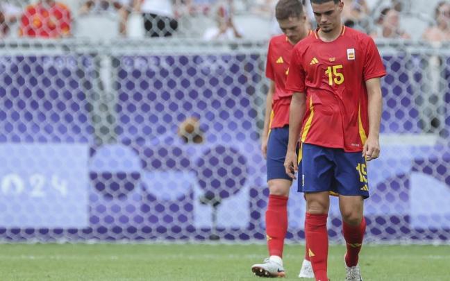 Miguel Gutiérrez (Girona) y Jon Pacheco, este en segundo plano, tras encajar España el 2-0 ante Egipto, producto de un error del defensa realista. / KIKO HUESCA