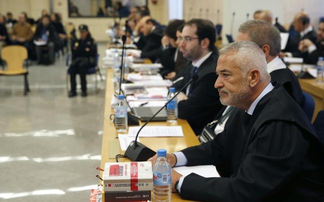 El presidente de Ausbanc, Luis Pineda (1d), durante el juicio.