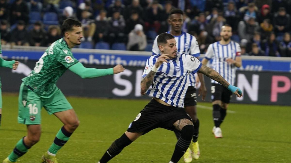 De la Fuente persigue un balón ante el Levante