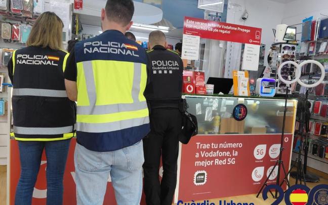 Agentres de la Policía Nacional y de la Guardia Urbana de Barcelona.