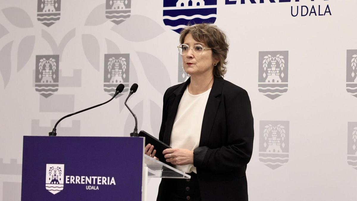La alcaldesa de Errenteria, Aizpea Otaegi, en la rueda de prensa de este lunes.