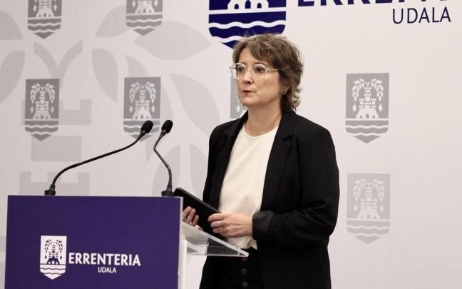 La alcaldesa de Errenteria, Aizpea Otaegi, en la rueda de prensa de este lunes.