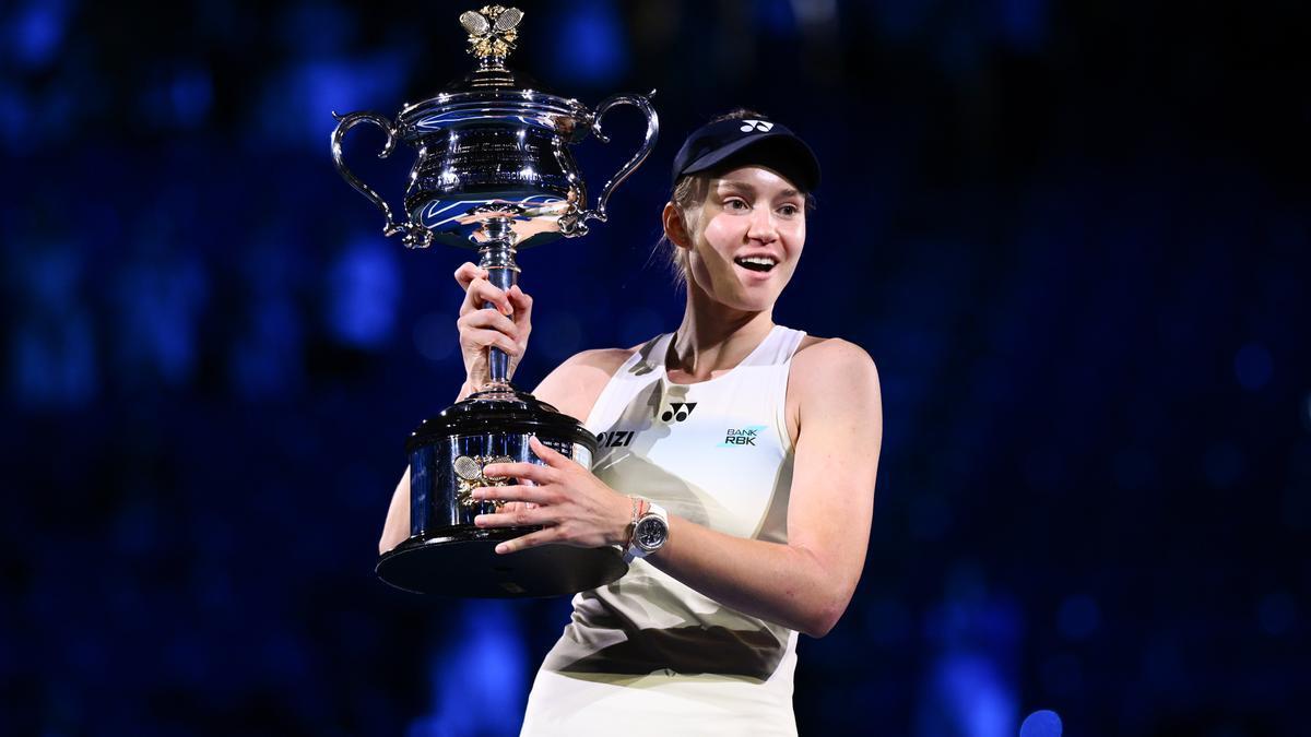 Elena Rybakina, con su trofeo del Open de Australia
