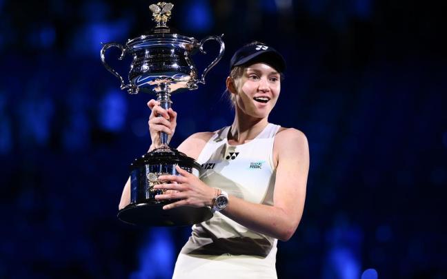 Elena Rybakina, con su trofeo del Open de Australia