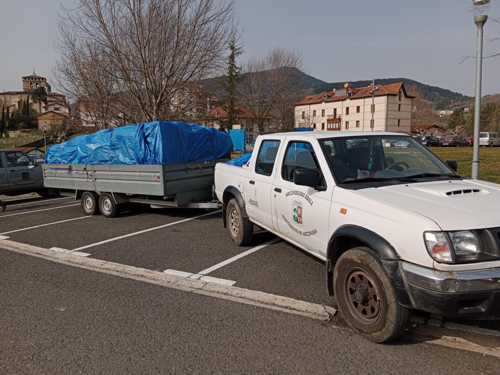 Vehículo municipal en la Geltoki Plaza de Artziniega